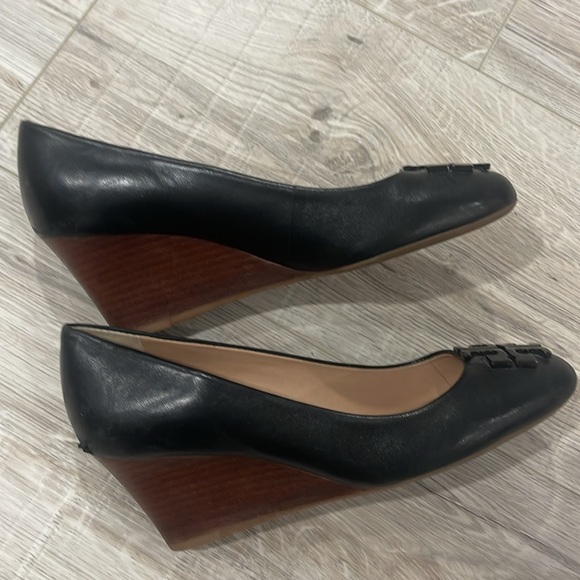 Tory Burch Black Leather Wedge Pumps Size 6 - Picture 7 of 16